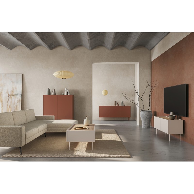 Komoda Desin z 2 ukrytymi szufladami i metalowymi nogami 170 cm - ceramic red / dąb nagano Komoda Desin z 2 ukrytymi szufladami i metalowymi nogami 170 cm - ceramic red / dąb nagano