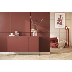 Komoda trzydrzwiowa Sonatia na metalowych nogach 150 cm - burgund Komoda trzydrzwiowa Sonatia na metalowych nogach 150 cm - burgund