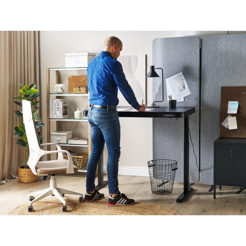 Biurko regulowane elektrycznie 120 x 60 cm z portem USB czarne KENLY Biurko regulowane elektrycznie 120 x 60 cm z portem USB czarne KENLY
