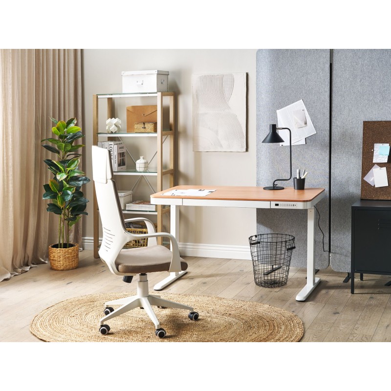 Biurko regulowane elektrycznie 120 x 60 cm z portem USB jasne drewno z białym KENLY Biurko regulowane elektrycznie 120 x 60 cm z portem USB jasne drewno z białym KENLY