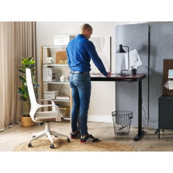 Biurko regulowane elektrycznie 120 x 60 cm z portem USB ciemne drewno z czarnym KENLY Biurko regulowane elektrycznie 120 x 60 cm z portem USB ciemne drewno z czarnym KENLY