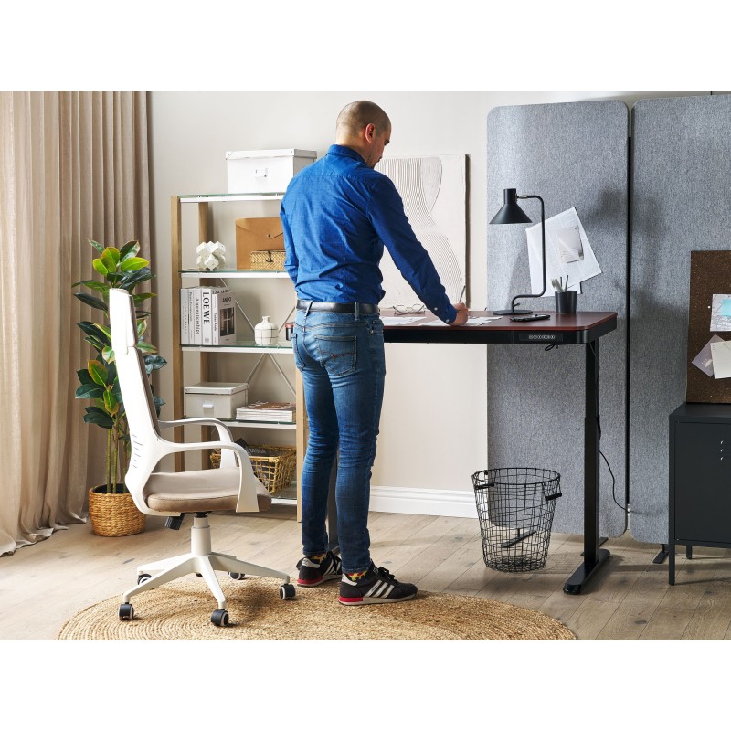 Biurko regulowane elektrycznie 120 x 60 cm z portem USB ciemne drewno z czarnym KENLY Biurko regulowane elektrycznie 120 x 60 cm z portem USB ciemne drewno z czarnym KENLY