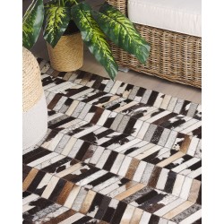 Dywan patchwork skórzany 160 x 230 cm brązowo-biały AKYELE Dywan patchwork skórzany 160 x 230 cm brązowo-biały AKYELE