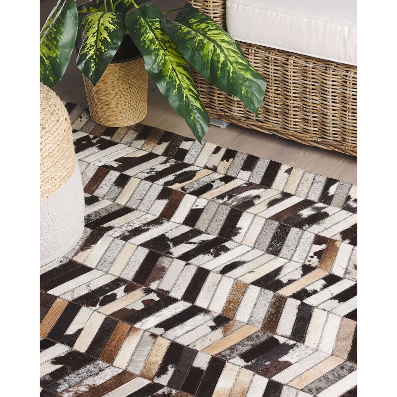 Dywan patchwork skórzany 160 x 230 cm brązowo-biały AKYELE Dywan patchwork skórzany 160 x 230 cm brązowo-biały AKYELE
