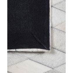Dywan patchwork skórzany 140 x 200 cm czarno-biały MALDAN Dywan patchwork skórzany 140 x 200 cm czarno-biały MALDAN